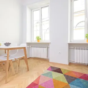 bright-and-modern-apartment-in-the-heart-of-the-old-and.warsawhotelspoland.com/